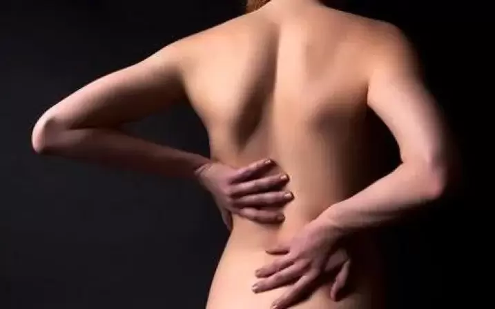 Osteokondrosiaren kasuan, bizkarra igurtzi dezakezu berotze igurtzi tradizional batekin.
